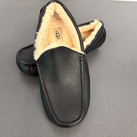 New Ugg Ascot Mens Black Leather Slippers size 9 - Picture 1 of 7